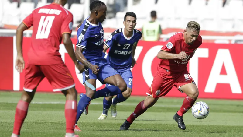 Striker Persija Jakarta, Silvio Escobar, menggiring bola saat melawan Becamex Binh Duong pada laga Piala AFC. (Bola.com/M. Iqbal Ichsan)