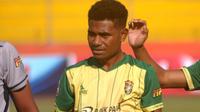Pemain sayap Persewar Waropen, Krismon Gustap Wombaibobo saat tampil melawan Persis Solo di Stadion Wilis, Madiun, Sabtu (3/8/2019). (Bola.com/Vincentius Atmaja)