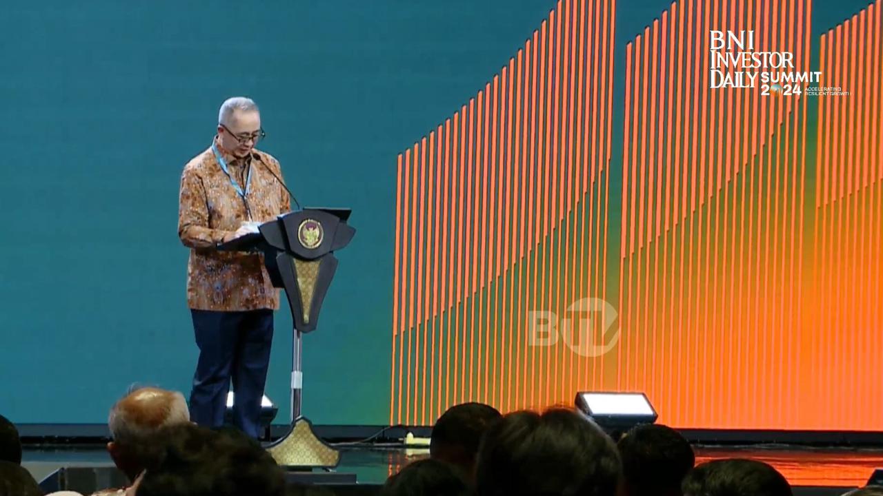 Direktur Utama PT Bank Negara Indonesia (Persero) Tbk (BNI) Royke Tumilaar,  di BNI Investor Daily Summit 2024, di JCC, Jakarta, Selasa (8/10/2024).