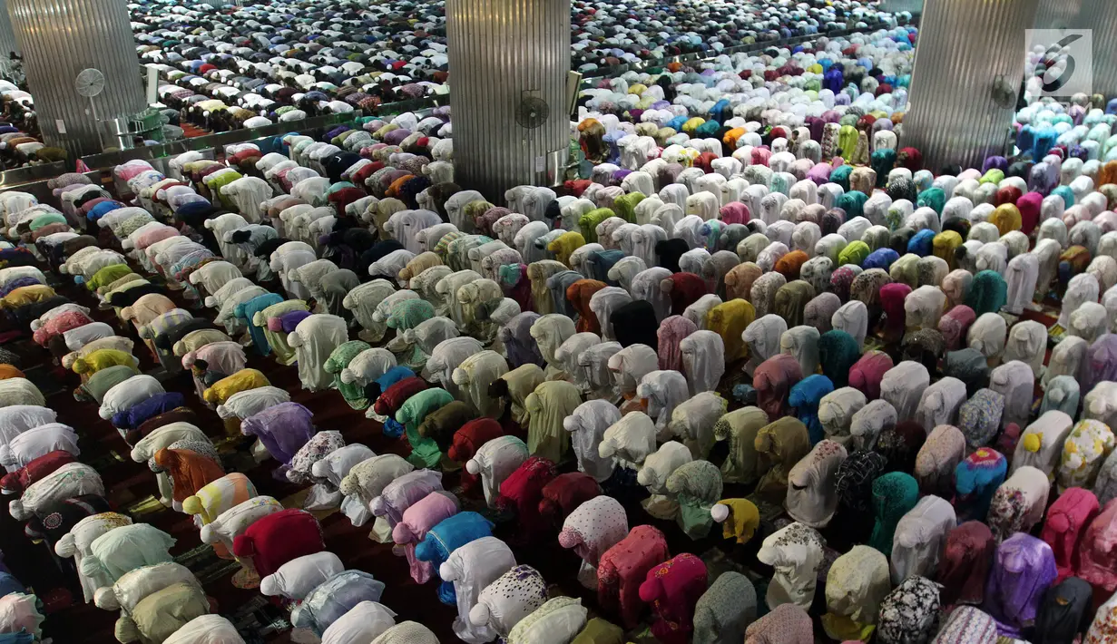 Umat muslim melaksanakan salat tarawih pertama di Masjid Istiqlal, Jakarta, Jumat (26/5). Pemerintah menetapkan 1 Ramadan 1438 Hijriah jatuh pada hari Sabtu 27 Mei 2017. (Liputan6.com/Johan Tallo)