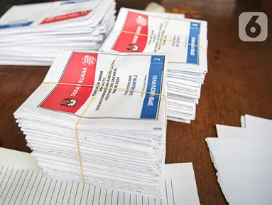 Surat suara DPRD Provinsi DKI Jakarta untuk Pemiilu 2024 yang telah dilipat di Kantor Komisi Pemilihan Umum (KPU) Jakarta Utara, Selasa (2/1/2024). (Liputan6.com/Faizal Fanani)