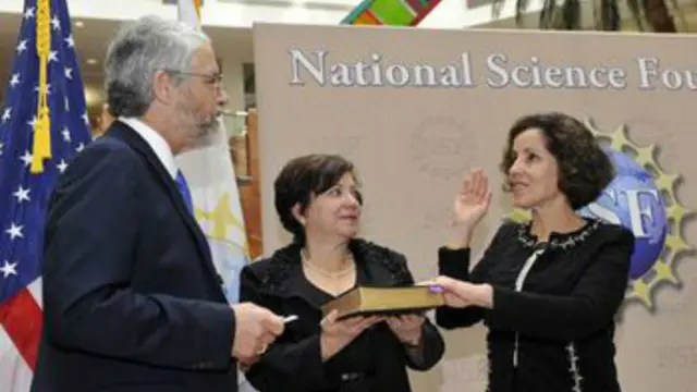 France Córdova (kanan), merupakan perempuan pertama dan termuda yang menjabat sebagai kepala peneliti di NASA (Foto: nsf.gov).