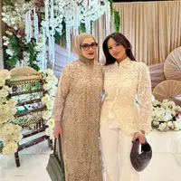 Sosok yang selalu mencuri perhatian, yakni sang ibu Reza Artamevia dan sang kakak Zahwa Massaid, tampil kompak dalam balutan kebaya bernuansa lembut yang elegan. [@rezaartameviaofficial].
