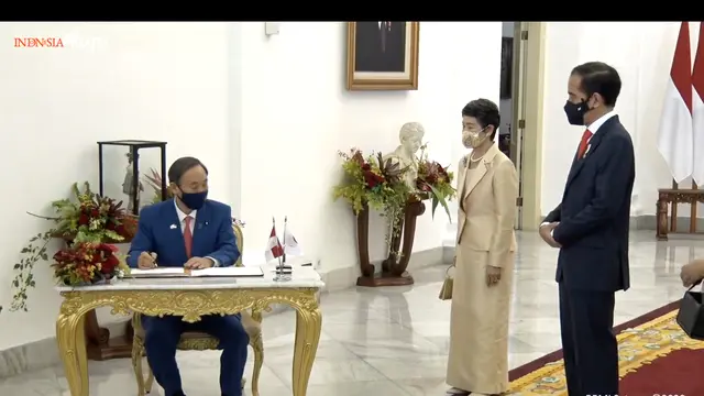 Proses penandatanganan oleh PM Suga di Istana Bogor, Selasa (20/10/2020). (Screenshot Youtube Sekretariat Presiden)