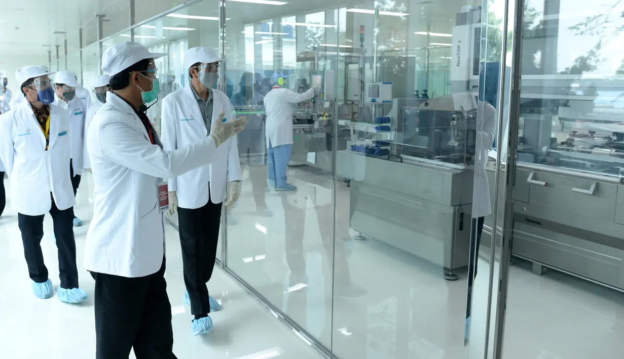 Presiden Joko Widodo atau Jokowi (kanan) meninjau fasilitas produksi dan pengemasan di PT Bio Farma, Bandung, Jawa Barat Selasa (11/8/2020).  Jokowi menggunakan pakaian lengkap penelitian untuk melihat Laboratorium Bio Farma. (Foto: Biro Pers Kepresidenan)
