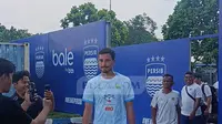 Meski akun Instagramnya mengalami deactivation, Thom Haye tetap menunjukkan sikap positif. Gelandang Timnas Indonesia itu terlihat tersenyum dan fokus menjalani latihan bersama Persib Bandung.