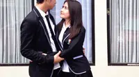 Aliando dan Prilly kerap tampil mesra dalam setiap adegan di sinetron Ganteng Ganteng Serigala yang membuat keduanya dikabarkan berpacaran.