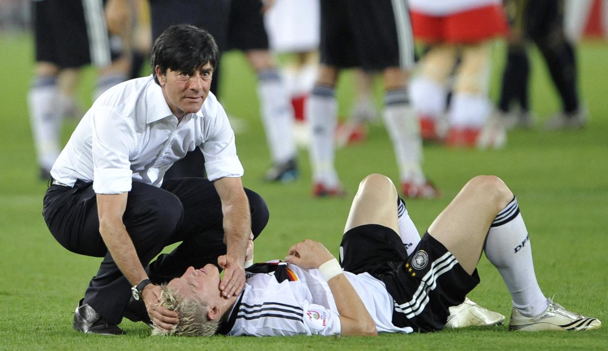 Sebagai pelatih utama, Joachim Loew mulai membesut Jerman dalam babak kualifikasi Piala Eropa 2008. Ia sukses mengantarkan Jerman lolos ke putaran final di Austria dan Swiss. Lolos hingga babak final, Jerman akhirnya menyerah 0-1 dari Spanyol di babak Final. (AFP/Franck Fife)
