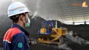 Petugas saat mengawasi proses pengerukan batubara untuk selanjutnya diolah sehingga uapnya menghasilkan energi listrik (Liputan6.com/ Panji Diksana)