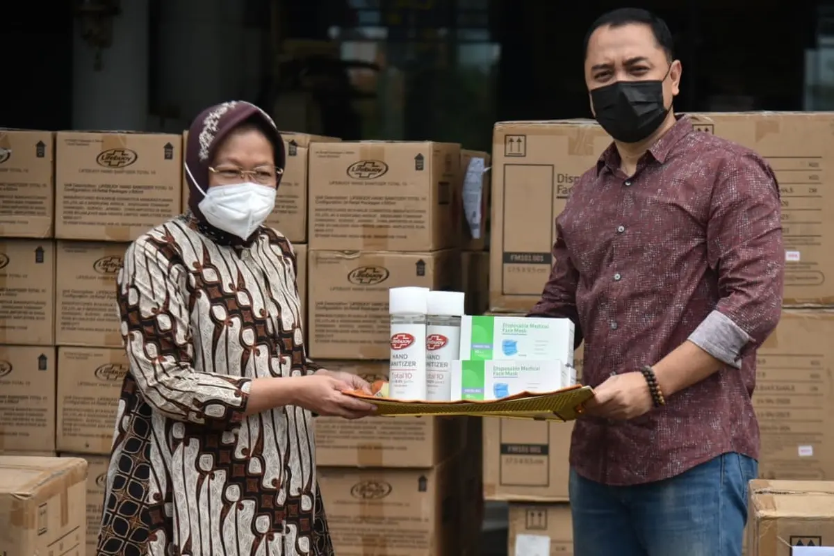 Wali Kota Surabaya Eri Cahyadi bersama Menteri Sosial Tri Rismaharini.