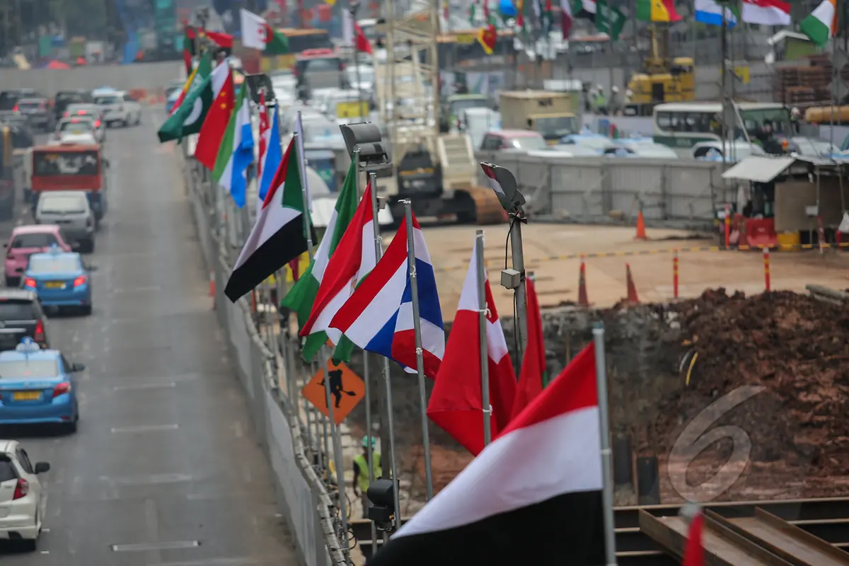 Bendera Negara Peserta KAA Hiasi Jalan Jakarta