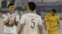 Pemain Arema FC, Ahmad Nurhardianto, menyemangati rekannya saat pertandingan melawan Sriwijaya FC pada laga perempat final Piala Presiden di Stadion Manahan, Solo, Minggu, (4/2/2018). Sriwijaya FC menang 3-1 atas Arema FC. (Bola.com/M Iqbal Ichsan)