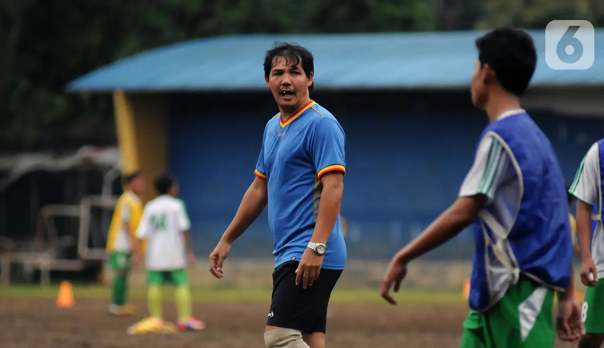 Penyerang Ricky Yakobi saat melatih di salah satu lapangan di Jakarta. Ricky Yacobi  mendadak terkapar di lapangan usai mencetak gol dan hendak berselebrasi. (Liputan6.com/Helmi Fithriansyah)
