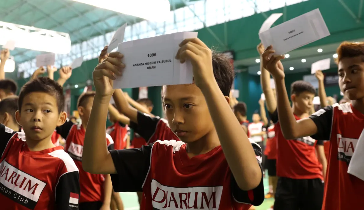 Peserta dengan amplop pengumuman Audisi Grand Final Djarum Beasiswa Bulutangkis 2015. Minggu (6/9/2015). (Bola.com/Arief Bagus)