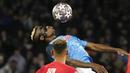 Pemain Napoli, Victor Osimhen, mengontrol bola saat melawan Eintracht Frankfurt pada laga Liga Champions di Stadion Diego Armando Maradona, Kamis (16/3/2023). Napoli menang dengan skor 3-0. (AP Photo/Gregorio Borgia)
