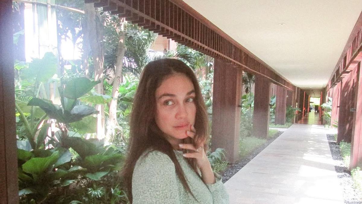 8 Gaya Resort Wear Luna Maya di Bali Jadi Sorotan, Pertanda Lokasi Pernikahan dengan Maxime Bouttier?