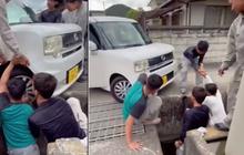 Gerombolan Pria WNI Bantu Angkat Mobil hingga Turun Langsung ke Selokan di Jepang, Aksinya Langsung Disorot