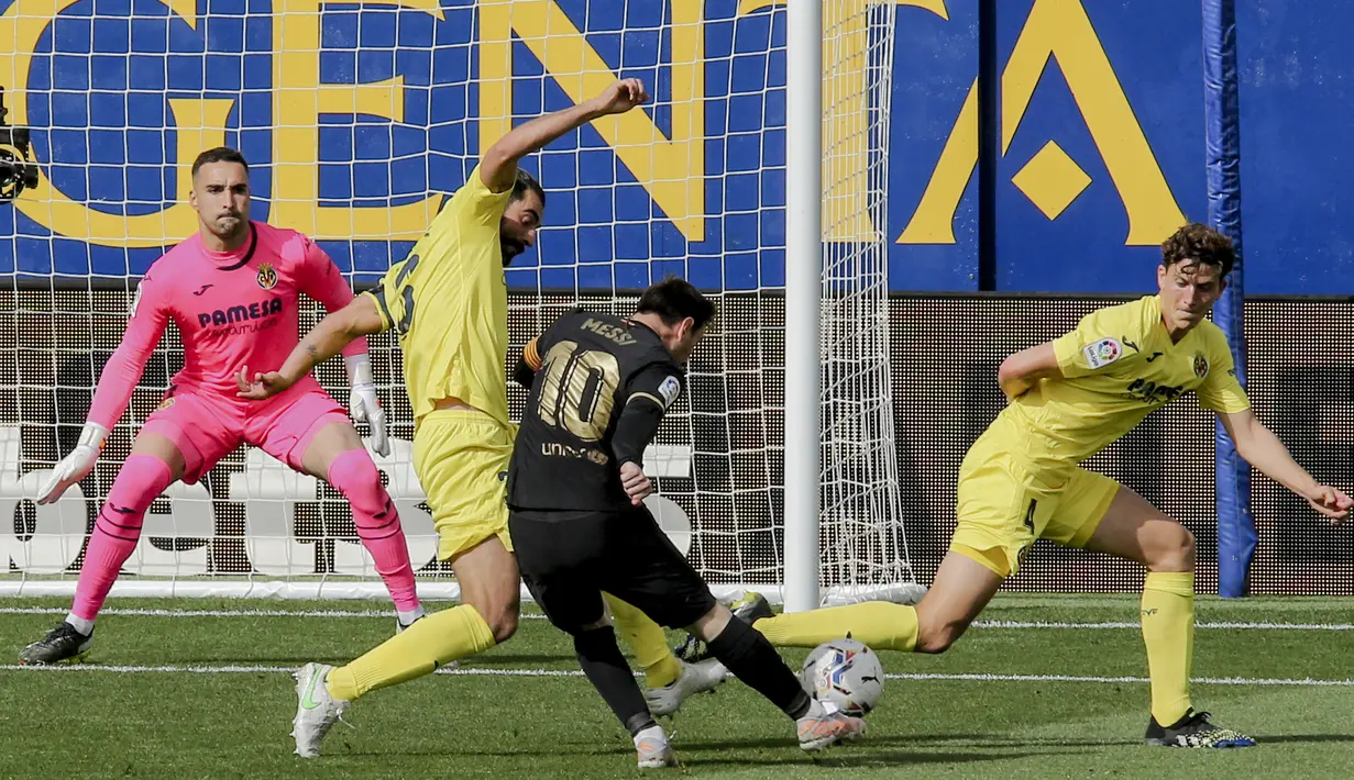 Penyerang Barcelona, Lionel Messi berusaha menembak bola saat bertanding melawan Villarreal pada pertandingan lanjutan La Liga Spanyol di stadion Ceramica di Villarreal, Spanyol (25/4/2021). Baracelona menang tipis 2-1 atas Villarreal. (AP Photo/Alberto Saiz)