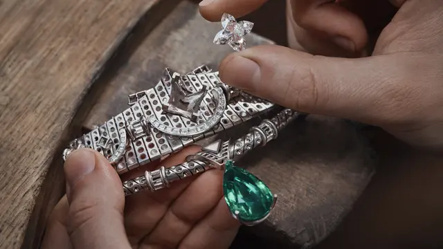 Apogée Necklace kalung Louis Vuitton dengan permata hijau. Dok. Louis Vuitton