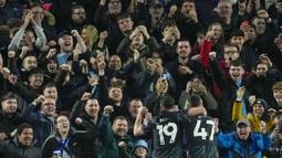 Pemain Manchester City, Phil Foden dan Julian Alvarez melakukan selebrasi bersama suporter setelah mencetak gol ke gawang Brighton & Hove Albion  dalam duel tunda pekan ke-29 Liga Inggris 2024, Jumat (26/4/2024). Hasil ini membawa serdadu Pep Guardiola naik ke posisi ke-2 klasemen dengan raihan 76 poin dari 33 pertandingan. (AP Photo/Kin Cheung)