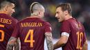 Kehangatan kapten AS Roma, Francesco Totti (kanan) bersama pemain muda lainya jelas terlihat pada laga melawan Cesena, total Francesco Totti telah tampil sebanyak 771 laga bersama I Lupi.   (EPA/Ettore Ferrari)