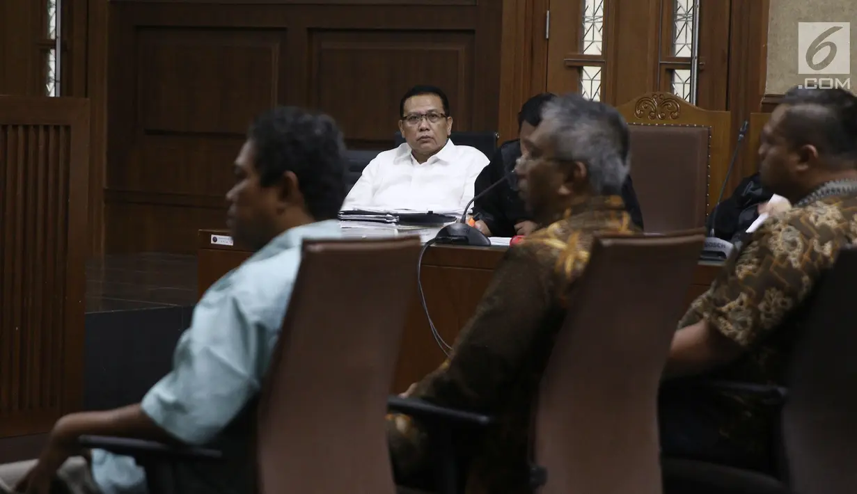 Terdakwa korupsi pengadaan dan pelaksanaan pembangunan kampus IPDN Sumbar di Kab Agam TA 2011, Dudy Jocom mendengarkan keterangan saksi dari JPU saat menjalani sidang lanjutan di Pengadilan Tipikor Jakarta, Rabu (10/10). (Liputan6.com/Herman Zakharia)