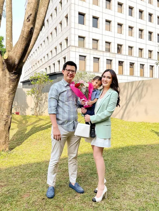 Shandy tampil elegan berbalut mini dress berwarna putih yang dipadukan blazer warna tosca plus heels warna putih. (Instagram/shandyaulia).