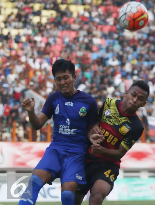 Pemain Jabar, Pian Hadiansyah (kiri) berduel dengan pemain Papua, Osvaldo Ardiles Haay dalam laga semifinal PON XIX melawan Jawa Barat di Stadion Wibawamukti, Jabar, Senin (26/9). Jabar menang dengan skor akhir 3-1 (Liputan6.com/Immanuel Antonius) 