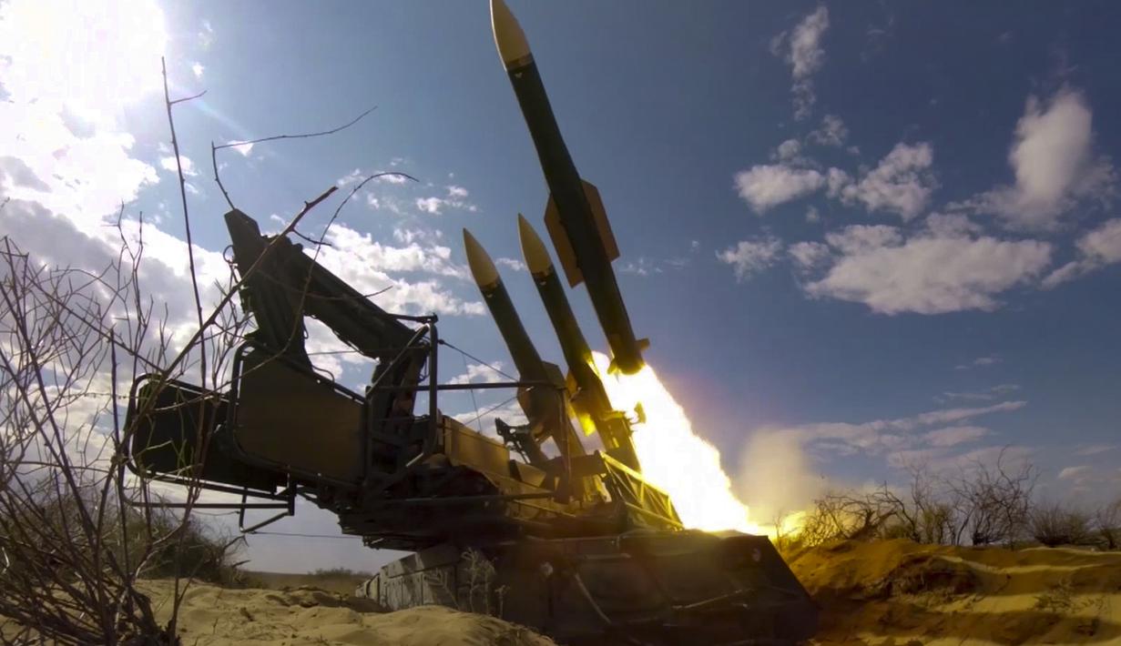 Sebuah roket diluncurkan dari sistem rudal di pangkalan militer Ashuluk, Rusia, 22 September 2020. Sistem Pertahanan Udara Rusia berhasil menangkis serangan udara selama latihan militer gabungan di selatan Rusia. (Russian Defense Ministry Press Service via AP)