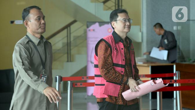 Komisaris PT Hanson International Tbk (MYRX) Benny Tjokrosaputro (kanan) tiba untuk menjalani pemeriksaan penyidik Kejaksaan Agung di Gedung KPK, Jakarta, Senin (9/3/2020). Benny diperiksa sebagai tersangka terkait kasus dugaan korupsi di PT Asuransi Jiwasraya (Persero). (merdeka.com/Dwi Narwoko)