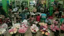 Sejumlah pekerja saat merangkai bunga di Pasar Bunga Rawa Belong, Jakarta, Selasa (14/2). Harga bunga impor dari Holland yang biasa dijual 150-200 ribu seikat dijual hingga 300 ribu seikat. (Liputan6.com/Gempur M Surya)