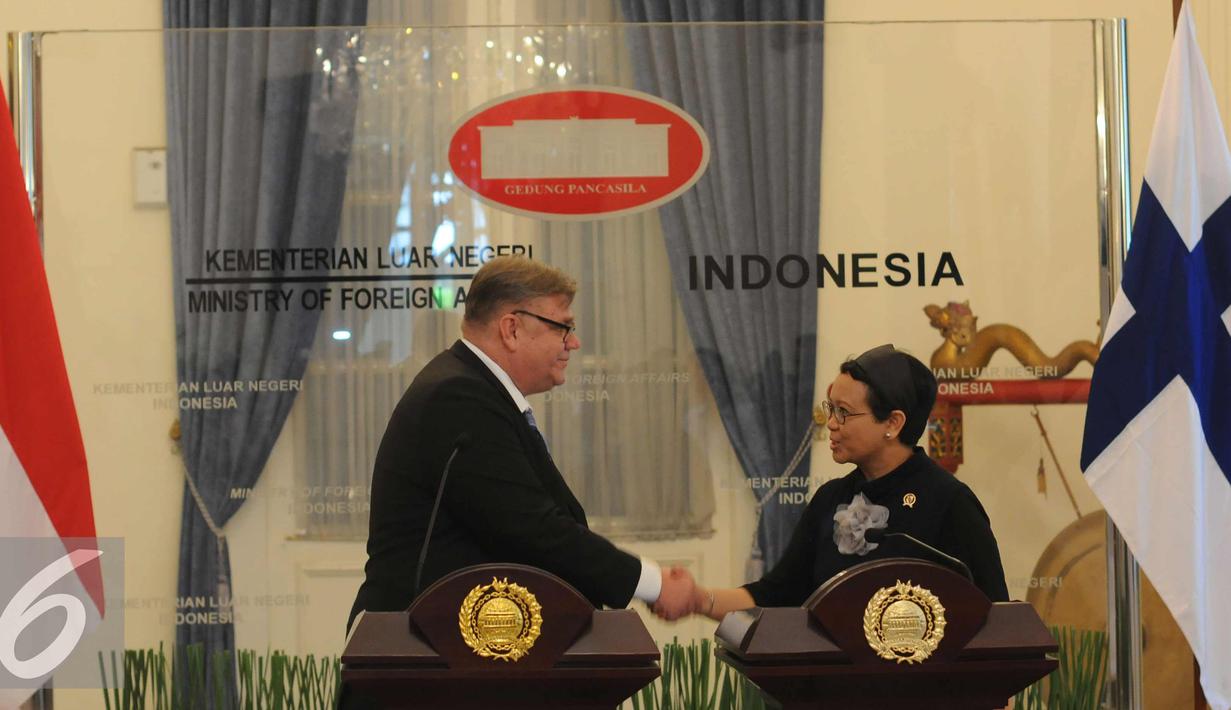 Menlu RI, Retno Marsudi (kanan) bersalaman dengan Menlu Finlandia, Timo Soini usai mengadakan pertemuan di Jakarta, Senin (2/11/2015). Pertemuan membahas rencana kedatangan Presiden Finlandia ke Indonesia. (Liputan6.com/Helmi Fithriansyah)