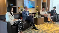Paparan dari Alan Watts, Presiden Asia Pacific Hilton dan Alexandra Murray, sebagai Vice President and Regional Head South East Asia Hilton saat temu media di DoubleTree Hilton, Rabu (12/6/2024). (Dok: Liputan6.com/dyah)