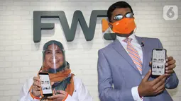 Chief Marketing Officer FWD Life Maika Randini dan Direktur Utama Anantharaman Sridharan memperkenalkan eServices pada aplikasi FWD MAX di Jakarta, Senin (19/20/2020). Fitur terbaru ini memberikan nasabah pengalaman berasuransi digital yang lengkap, cepat, dan lancar. (Liputan6.com/HO/Ading)