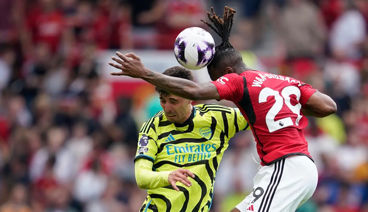 Arsenal unggul satu poin dengan jumlah pertandingan sekali lebih banyak dari Manchester City. (AP Photo/Dave Thompson)