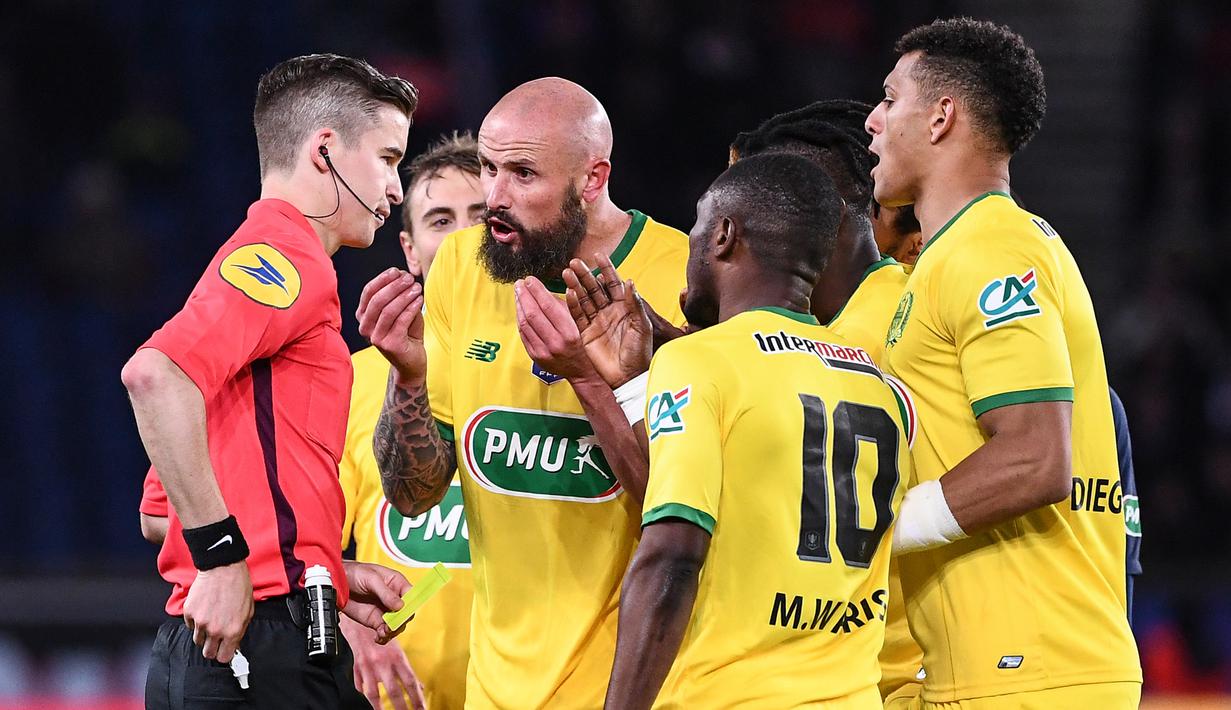 Para pemain FC Nantes melakukan protes kepada wasit saat melawan Paris Saint-Germain (PSG) pada laga semifinal Piala Prancis 2019 di Stadion Parc des Princes, Rabu (3/4). PSG menang 3-0 atas FC Nantes. (AFP/Anne-Christine Poujoulat)