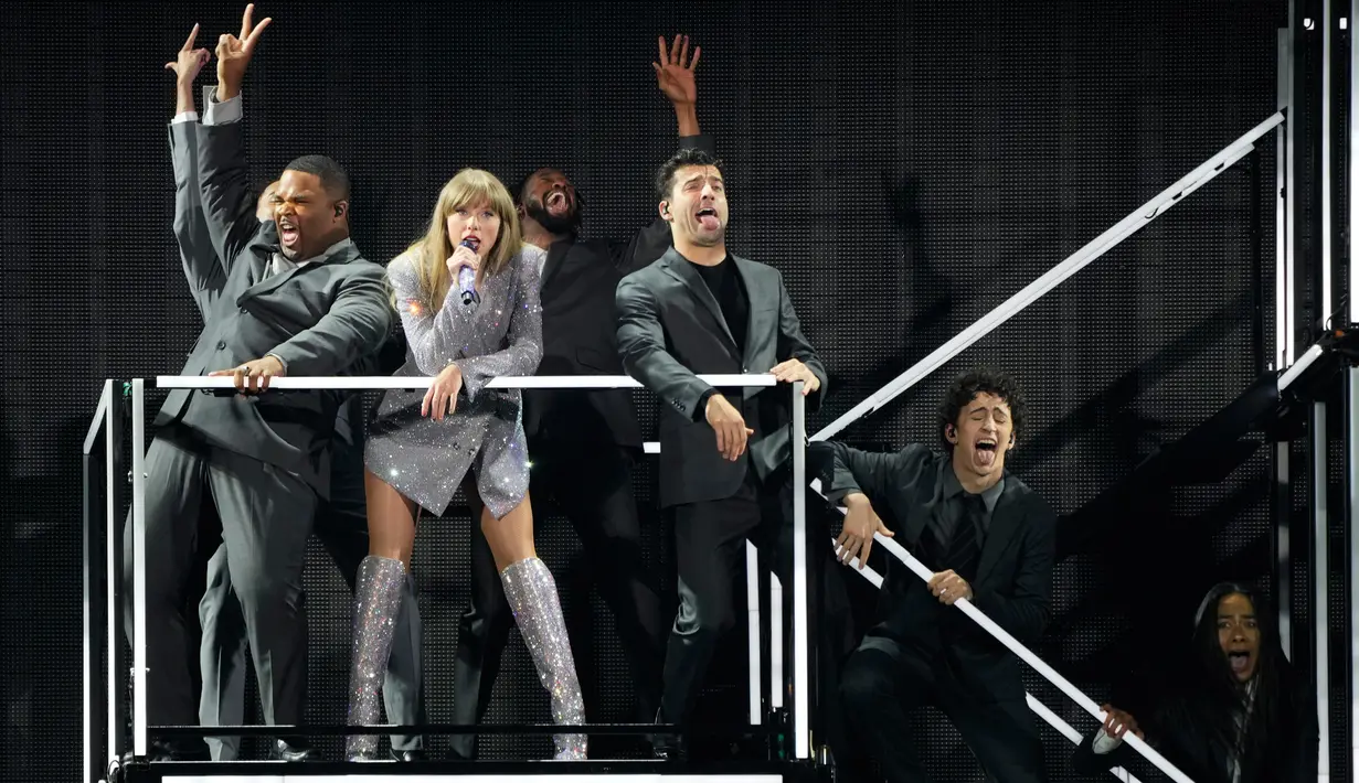 Taylor Swift Tampil Memukau Saat Awali The Eras Tour di State Farm
