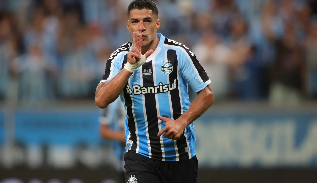 Stiker Gremio Luis Suarez berselebrasi setelah mencetak gol ke gawang Sao Luiz pada ajang Recopa Gaucha di stadion Arena do Gremio di Porto Alegre, Brasil, Selasa (17/1/2023). Ini adalah pertama kalinya Suarez mencetak hat-trick babak pertama dalam hampir 10 tahun, terakhir melakukannya untuk Liverpool melawan Norwich City pada Desember 2013.  (SILVIO AVILA / AFP)