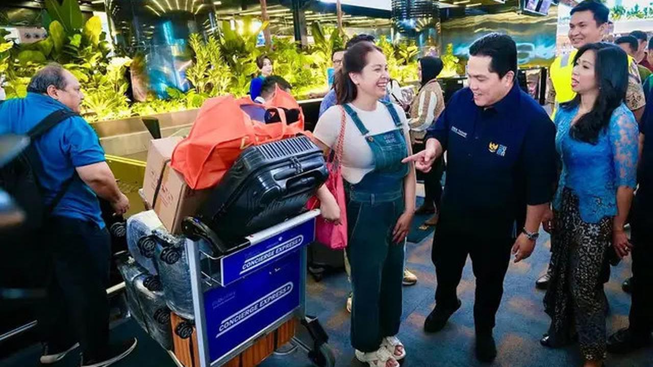Disebut Saltum, Nagita Slavina Kenakan Overall Pants Rp43 Jutaan Saat Dampingi Raffi Ahmad Melihat Terminal 3 Bandara Soetta