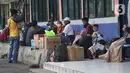 Calon pemudik menanti waktu keberangkatan di area Terminal Kampung Rambutan Jakarta, Senin (30/3/2020). Pemerintah sedang menyiapkan peraturan terkait mudik lebaran 2020 untuk mengurangi mobilitas penduduk dalam upaya pencegahan penyebaran virus Corona COVID-19. (Liputan6.com/Helmi Fithriansyah)