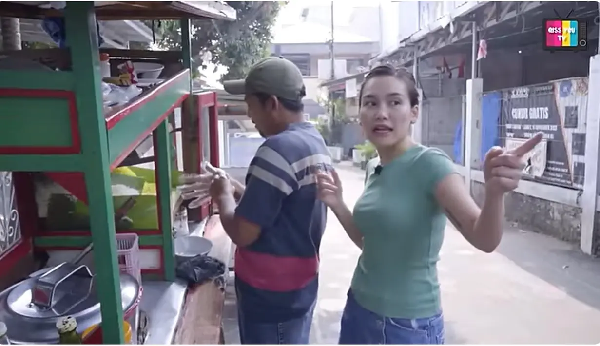 Sepanjang perjalanannya, Ayu juga tampak ramah dengan warga sekitar. Baik yang dirumah atau yang sedang melintas. [Youtube/Qiss You TV]