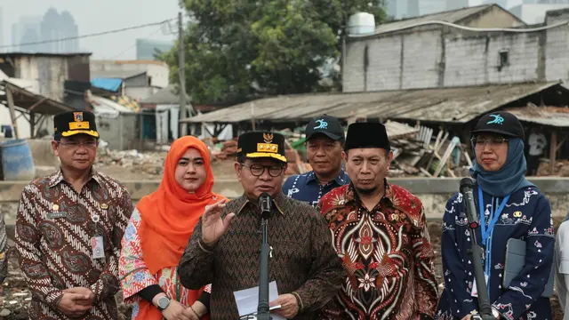 Gubernur DKI Jakarta Pramono Anung usai meninjau pekerjaan normalisasi Kali Mampang Segmen Poncol, Kuningan Barat, Jakarta Selatan, Kamis (29/10/2026).