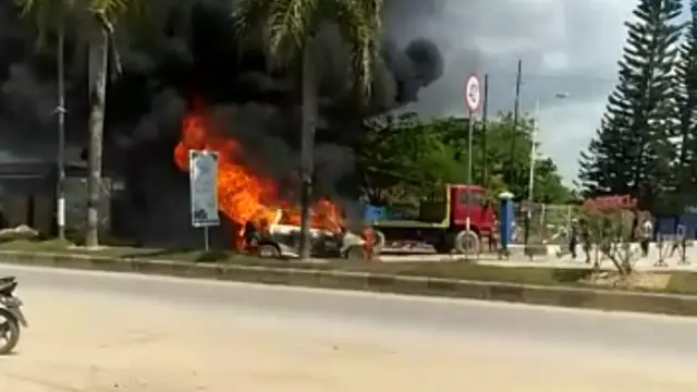 Mobil minibus terbakar di SPBU Kendari saat sedang mengisi BBM Rabu (1/6/2022).(Liputan6.com/Ahmad Akbar Fua)