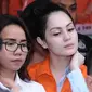 Artis peran dan model, Jennifer Dunn saat diperlihatkan usai ditangkap satuan Dirnarkoba Polda Metro Jaya, Jakarta, Selasa (2/1). Jennifer Dunn sebelumnya pernah juga tersandung kasus narkoba. (Liputan6.com/Helmi Fithriansyah)