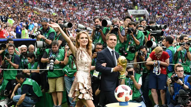 Model Rusia dan Mantan Kapten Jerman Persembahkan Trofi Piala Dunia