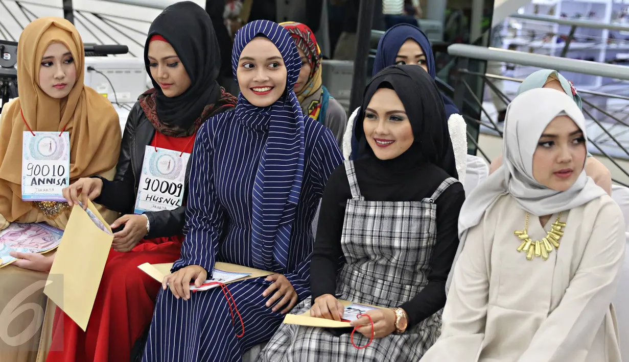 Peserta saat bersiap mengikuti audisi Putri Muslimah Indonesia 2016 di Jakarta, Minggu (24/4). Ajang tersebut diadakan untuk mencari bakat terbaik dari muslimah yang memiliki kriteria akhlak, bakat, dan cantik. (Liputan6.com/Immanuel Antonius)