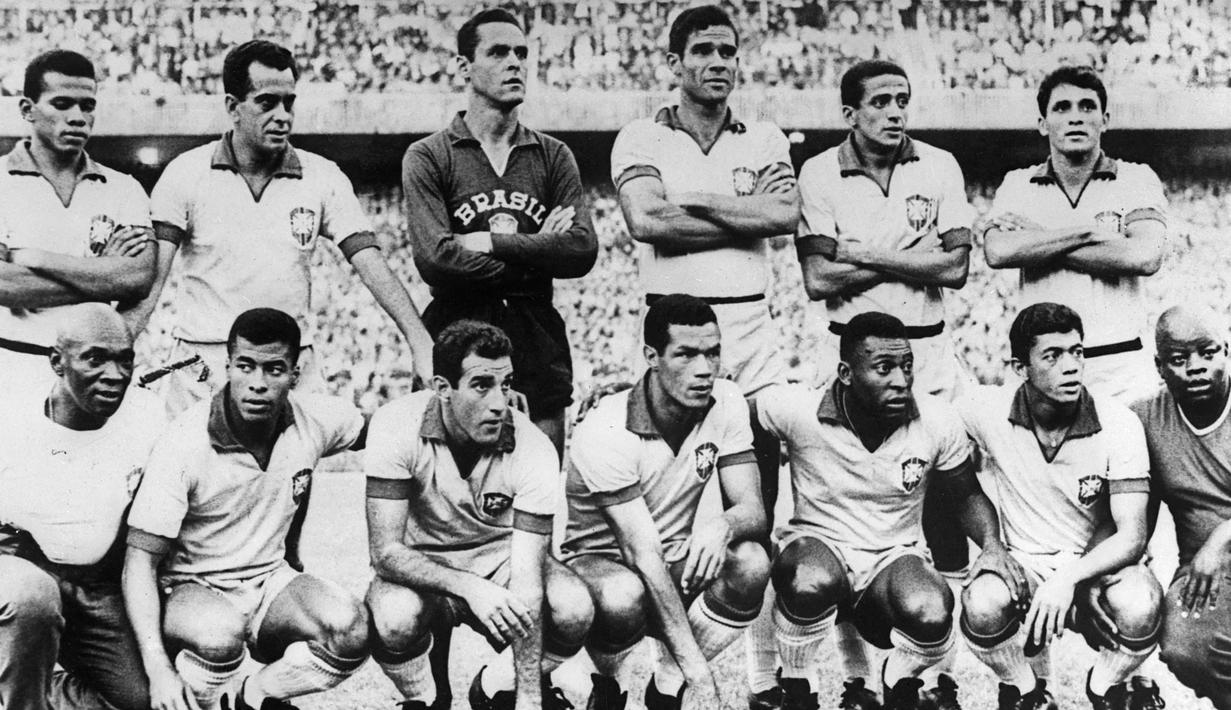 Brasil. Berstatus juara Piala Dunia 1964, Brasil langsung rontok di fase grup Piala Dunia 1966 di Inggris. Tergabung di Grup 3, Pele dkk hanya mampu menempati posisi ke-3 dengan raihan 2 poin, hasil dari 1 kali menang dan 2 kali kalah. Satu-satunya kemenangan diraih saat Brasil menang 2-0 atas Bulgaria pada matchday pertama. Sementara pada matchday kedua Brasil kalah 1-3 dari Hungaria dan di matchday ketiga kembali kalah 1-3 dari Portugal. (AFP/Staff)