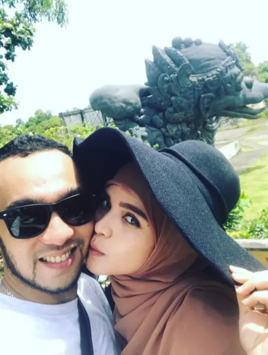 Kemesraan Henry Baskoro Hendarso atau Enji bersama sang istri Rosmanizar. Pengacara Enji, Denny Karel menuturkan bahwa kliennya sempat menempuh berbagai cara agar hubungannya dengan istri kembali harmonis. (Instagram/@rosmanizar_baskoro)