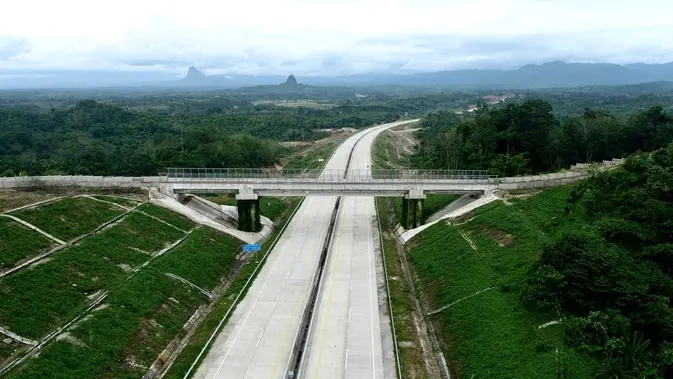 <p>Jalan Tol Trans Sumatera (JTTS) ruas Tol Lubuk Linggau-Curup Bengkulu Seksi 3 Tol Bengkulu-Taba Penanjung sepanjang 17,6 km yang dibangun oleh Hutama Karya. (Dok HK)</p>