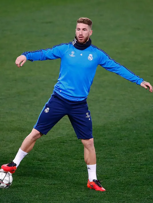 Bek Real Madrid Sergio Ramos mengontrol bola saat sesi latihan di Stadion Olimpiade di Roma, Italia (16/2). Real Madrid akan bertanding melawan AS Roma di leg pertama 16 besar Liga Champions. (REUTERS/Tony Gentile)